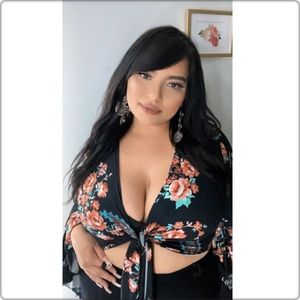 Floral bell sleeve crop top